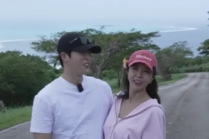 기사로 이동 - “엉덩이 좀 그만 만져”… 7살 연하와 결혼 앞둔 ‘그녀’의 닭살 근황