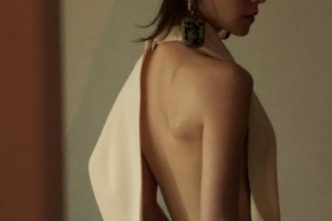 기사로 이동 - 추운 겨울, 시선 강탈한 파격 뒤태… 안방극장 복귀 앞둔 ‘이 여배우’