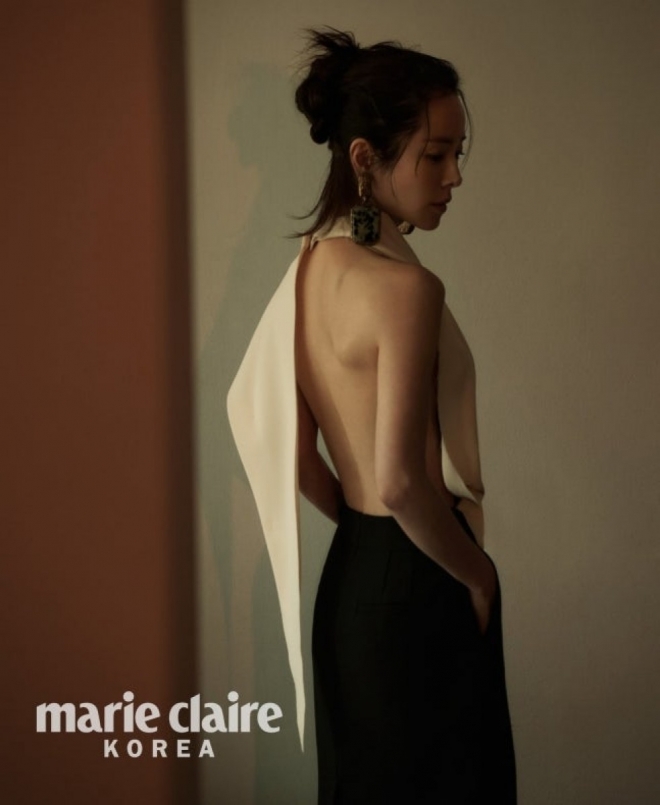 thumbnail - 추운 겨울, 시선 강탈한 파격 뒤태… 안방극장 복귀 앞둔 ‘이 여배우’