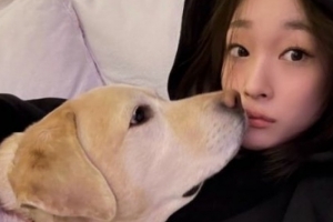 기사로 이동 - 생일날 반려견과 단둘이… 수백억 상속녀의 ‘소탈한’ 근황