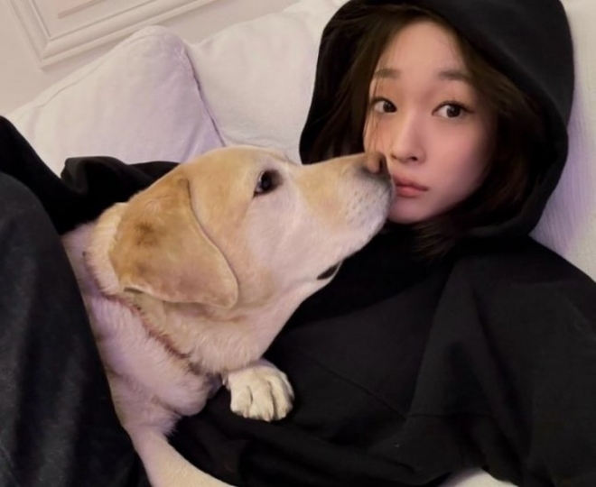 thumbnail - 생일날 반려견과 단둘이… 수백억 상속녀의 ‘소탈한’ 근황