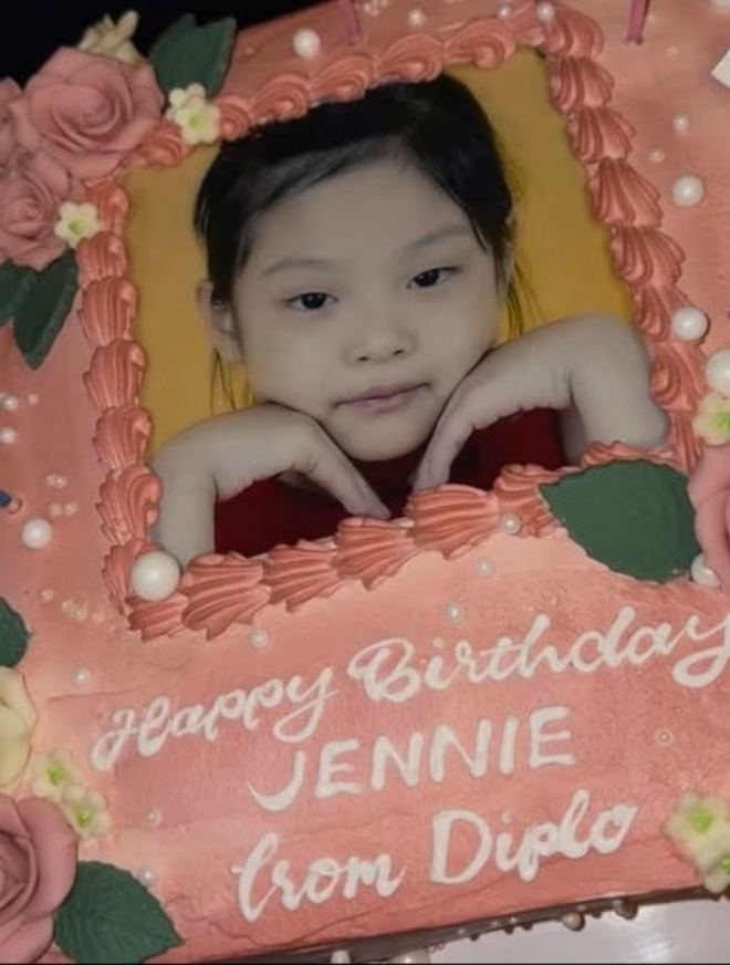 thumbnail - “기분이 이상해”… 서른살 맞은 ‘톱 아이돌’, 케이크에 담긴 어린 시절 모습