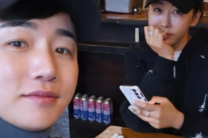 기사로 이동 - “말도 안 되는 이야기 돈다”… 8살 연상 아내와 불화설 터진 ‘이 가수’의 한마디