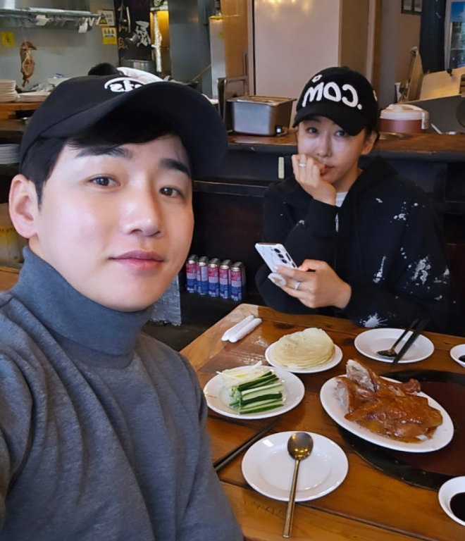 thumbnail - “말도 안 되는 이야기 돈다”… 8살 연상 아내와 불화설 터진 ‘이 가수’의 한마디