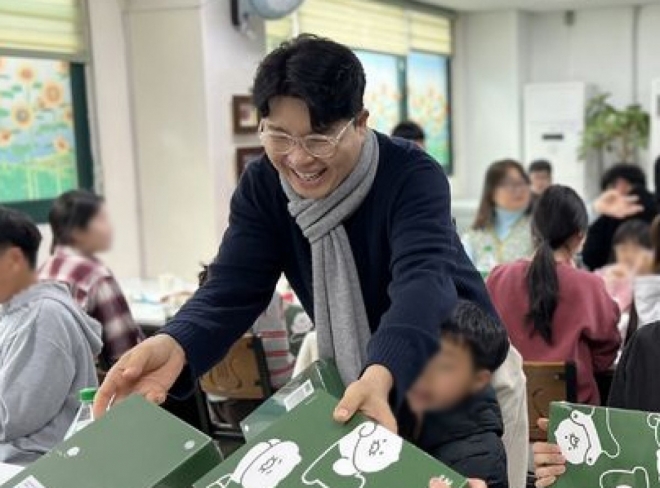 thumbnail - 추운 겨울 녹였다… 25년 약속 지킨 ‘어느 연예인’의 3천만원