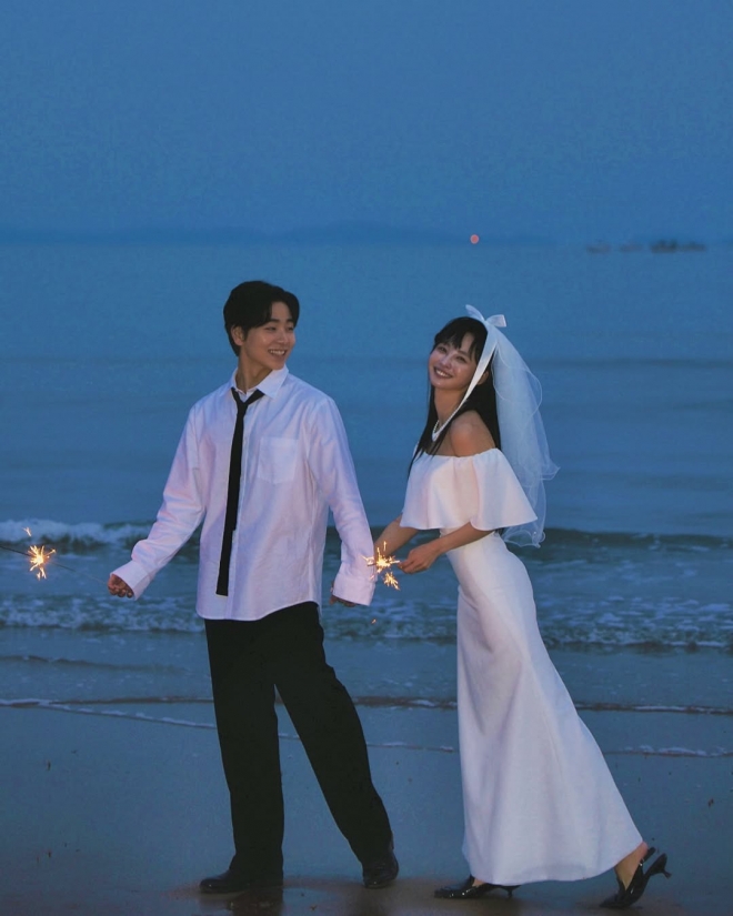 thumbnail - “저 결혼해요, 갑작스럽죠?”… ‘커밍아웃’으로 화제됐던 그녀의 깜짝 소식