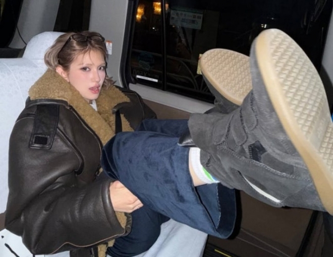 thumbnail - “공중도덕 어디 갔나”… 전소미, 신발 신은 채 ‘그곳’에 다리 올려 ‘발칵’