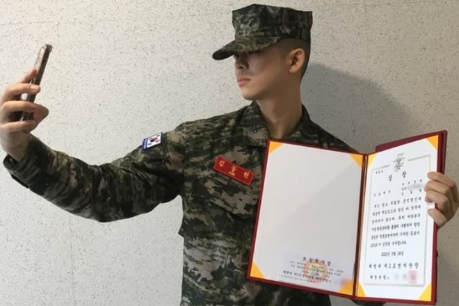 thumbnail - 모두가 잊고 있던 ‘국민 아들’… ‘빨간 명찰’ 달고 진짜 남자 돼 돌아온다