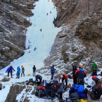 thumbnail - 온몸이 찌릿찌릿… 꽁꽁 언 50m 폭포, 예약해야 가는 ‘겨울 명소’