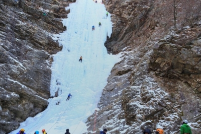 thumbnail - 온몸이 찌릿찌릿… 꽁꽁 언 50m 폭포, 예약해야 가는 ‘겨울 명소’