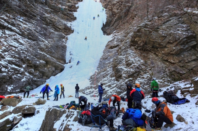 thumbnail - 온몸이 찌릿찌릿… 꽁꽁 언 50m 폭포, 예약해야 가는 ‘겨울 명소’