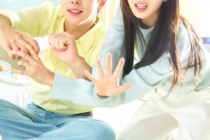 기사로 이동 - 제작발표회서 대놓고 핸드폰을?… 역대급 태도 논란 터진 ‘신인 배우’