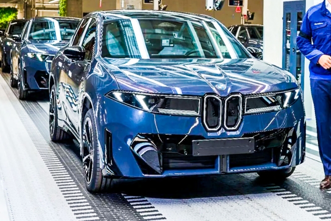 thumbnail - “벤츠 오너들마저 흔들린다”… 차 보기도 전에 계약한다는 BMW ‘이 SUV’