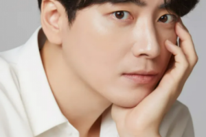 기사로 이동 - 로맨스 장인 어디 갔나… 사제복 입고 나타날 ‘천만 배우’ 근황