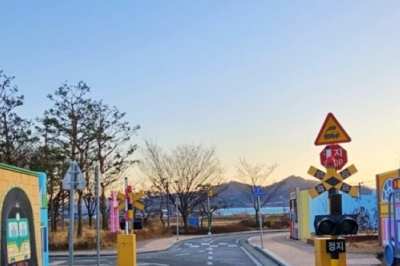 thumbnail - 차가운 바람 가르며 쌩쌩… 돈 한 푼 안 드는 ‘이색 테마파크’ 여기