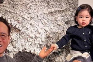 기사로 이동 - 아빠는 함박웃음… 박수홍 딸, ‘세계적 거장’ 작업실서 포착된 모습