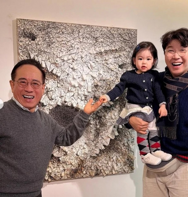 thumbnail - 아빠는 함박웃음… 박수홍 딸, ‘세계적 거장’ 작업실서 포착된 모습