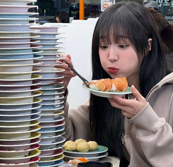 thumbnail - 팬들 지갑 노렸다… 1300만 먹방 유튜버 뒤통수 친 ‘이 수법’