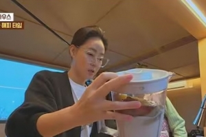 기사로 이동 - “16kg 그냥 빠졌어요”… 59세 여배우가 공개한 기적의 ‘아침 식단’