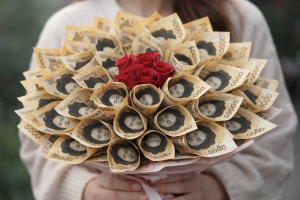 기사로 이동 - “돈 꽃다발 만들면 징역 7년”…밸런타인데이 선물 주의보