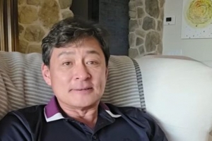 기사로 이동 - 8년 전 갑자기 사라지더니… 15살 연하와 미국서 포착된 ‘중년 배우’