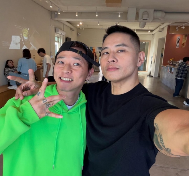 thumbnail - 굳이 만나야 했을까… 팝핀현준, ‘국민 밉상’과 다정한 투샷 공개