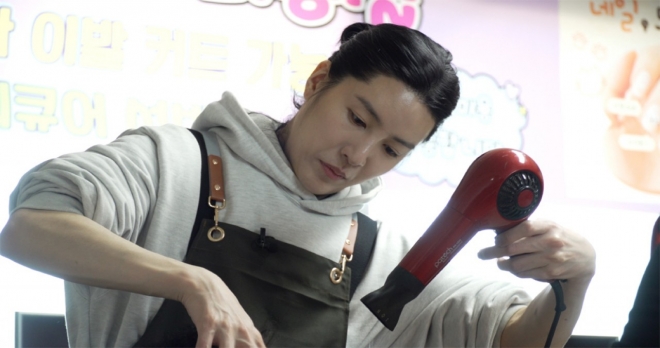 thumbnail - 명절에 아들 온 줄 알았네… 시골 미용사로 변신한 ‘아시아 프린스’