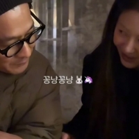 thumbnail - 환한 미소의 이유 있었네… 고현정 옆자리 지킨 ‘그 남자’