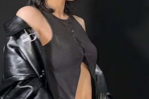 기사로 이동 - 이 몸매가 중학생 엄마라니… 아이키, 모두를 놀라게 한 탄탄 복근