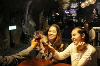 thumbnail - 미세먼지 ‘나쁨’ 뜨면 여기로…‘지하 동굴 레스토랑’ 이색 실내 여행지