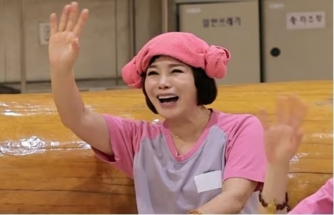 thumbnail - 목욕탕서 신곡 부르더니… 67세 효녀가수, 결혼 못 한 진짜 이유