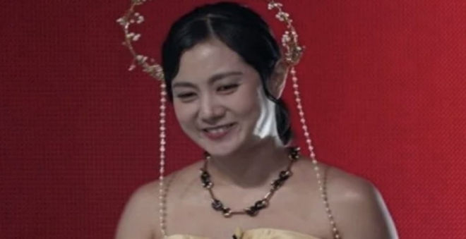 thumbnail - 활동 중단이라더니… 논란 속 복귀한 그녀의 섬뜩한 한마디