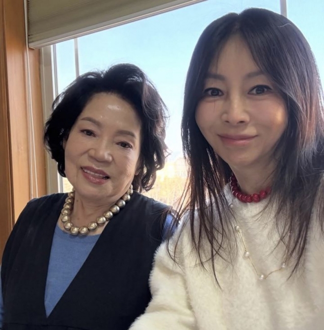 thumbnail - 수백억 벌고도 아직 용돈 받는다… 86세 노모가 전 재산 관리하는 톱배우