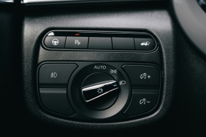 기사로 이동 - 어두운 밤길 ‘AUTO’만 믿었다가… 나도 모르게 범칙금 내는 이유