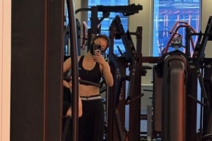 기사로 이동 - 새벽부터 헬스장이네… 출산 100일 만에 공개한 복근 수준