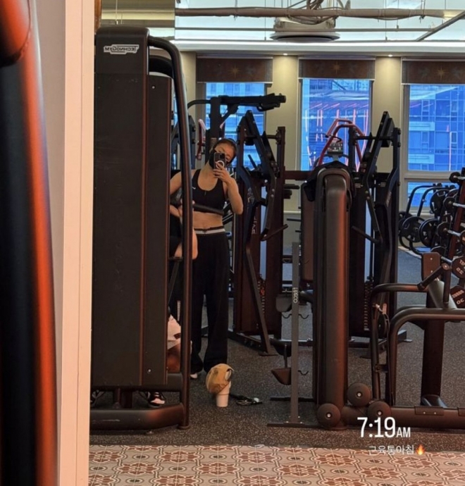 thumbnail - 새벽부터 헬스장이네… 출산 100일 만에 공개한 복근 수준