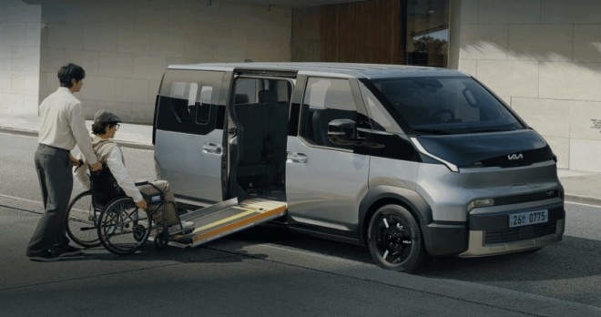 thumbnail - 우리 부모님 여행 보내드려야지… 휠체어 통째로 들어가는 ‘착한 전기차’