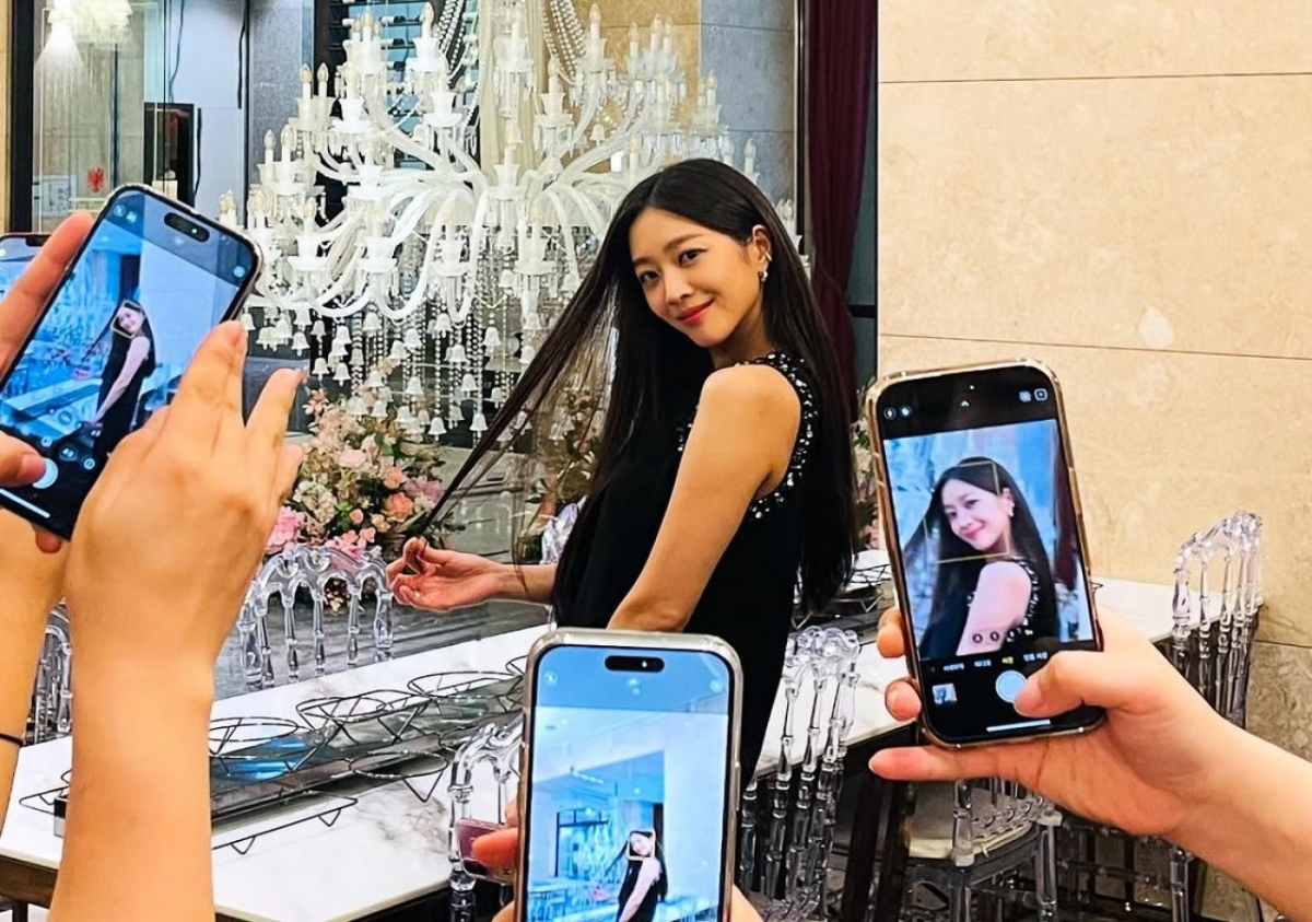 thumbnail - 품에 꼭 안았어요… 조보아, 결혼 2년 만에 전한 깜짝 소식