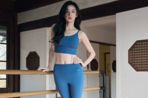 기사로 이동 - 전지현, 한옥을 수놓은 탄탄한 라인…“이게 40대 몸매라니”