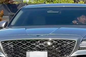 기사로 이동 - 페라리인 줄 알았는데… LA 팬들 시선 싹쓸이한 손흥민의 차