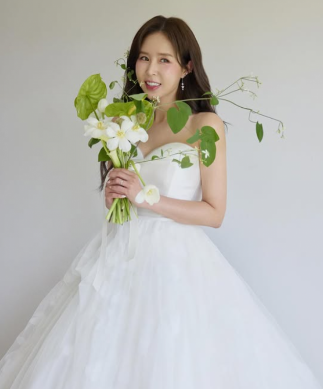 thumbnail - 다이어트 자극 제대로네… 7살 연하 사로잡은 신지의 웨딩드레스 핏