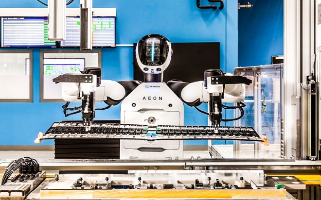 thumbnail - 씁쓸한 미래가 현실로… BMW 공장, 인간 대신 ‘로봇’ 투입 결정