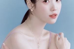 기사로 이동 - 꽃샘추위도 녹이겠네… 아이유, 3월의 봄을 부르는 핑크빛 변신