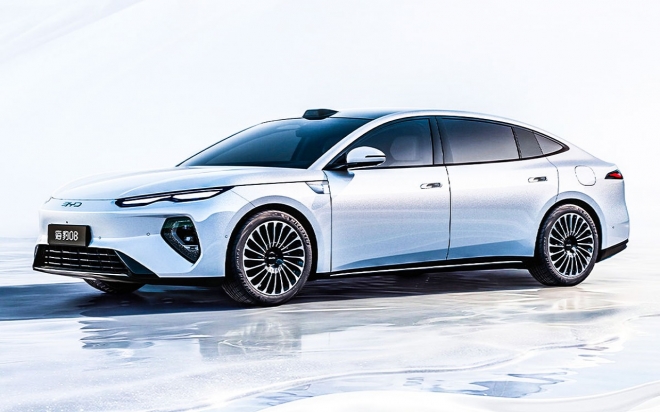 thumbnail - 봄바람 타고 등장한 압도적 크기… 주유 한번에 1000km 달리는 세단