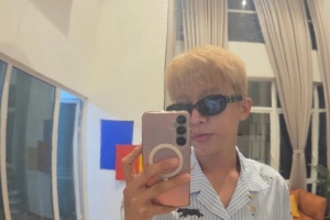 기사로 이동 - 흑발만 고집하던 그가… 3월 맞아 선보인 파격적인 금발 변신