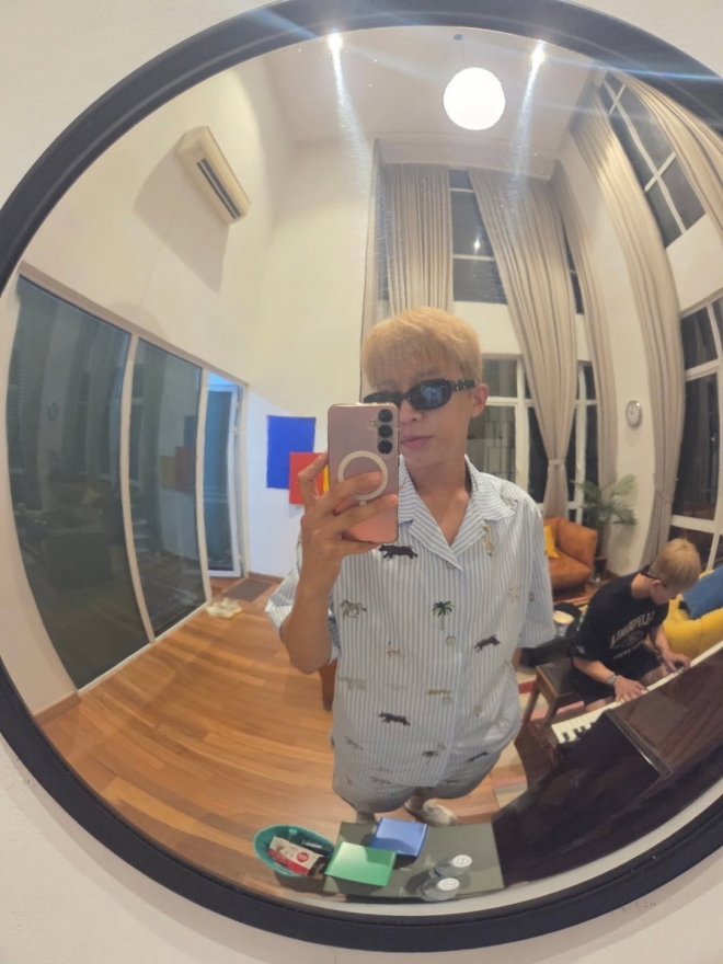 thumbnail - 흑발만 고집하던 그가… 3월 맞아 선보인 파격적인 금발 변신