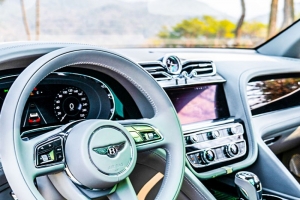 기사로 이동 - 소리 없이 도로를 지배한다… 3억 넘는 벤틀리 신형 SUV의 질주