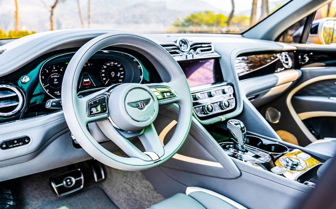 thumbnail - 소리 없이 도로를 지배한다… 3억 넘는 벤틀리 신형 SUV의 질주