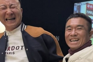 기사로 이동 - 주말 앞두고 깜짝 소식… 김건모, 유명 작곡가와 ‘이것’까지 맞췄다