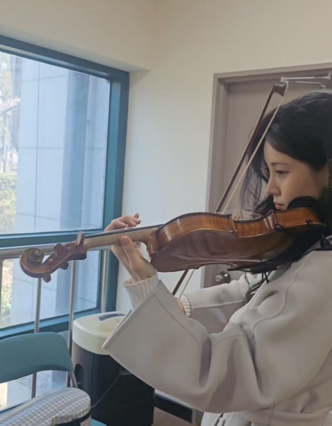 thumbnail - 따스한 3월의 무대… 서현이 ‘바이올리니스트’로 변신한 이유